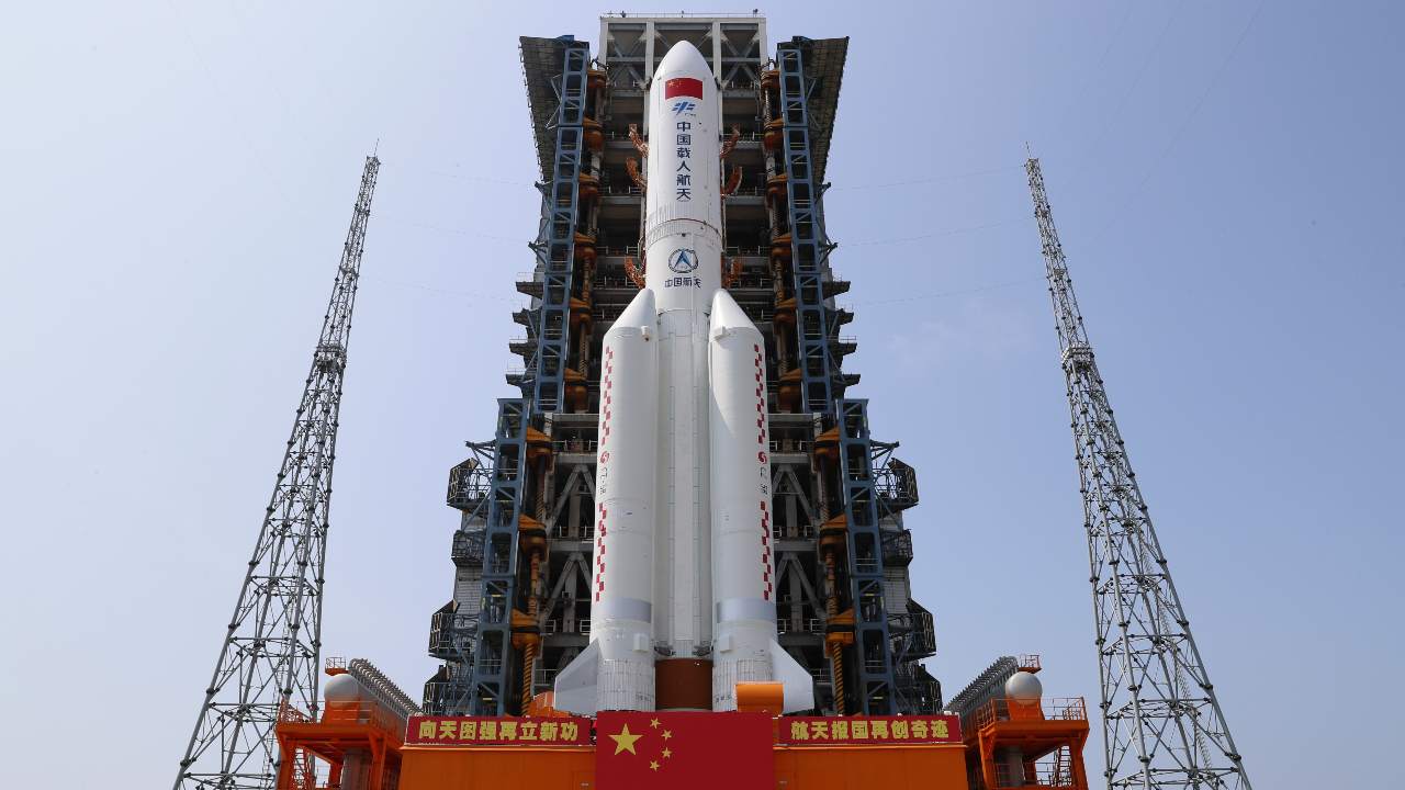 Sur cette photo publiée par l'agence de presse Xinhua, le module principal de la station spatiale chinoise, Tianhe, sur la fusée Long March-5B Y2 est déplacé vers la zone de lancement du site de lancement de l'engin spatial Wenchang dans la province de Hainan, dans le sud de la Chine, le 23 avril 2021. La Chine prévoit de lancer le module de base de sa première station spatiale permanente cette semaine dans le cadre du dernier grand pas en avant du programme d'exploration spatiale du pays.  Crédit d'image: Guo Wenbin / Xinhua via AP